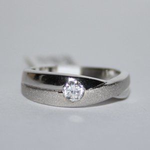 Stunning sterling silver cz ring NWT band size 5